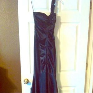 Beautiful black cache evening gown!